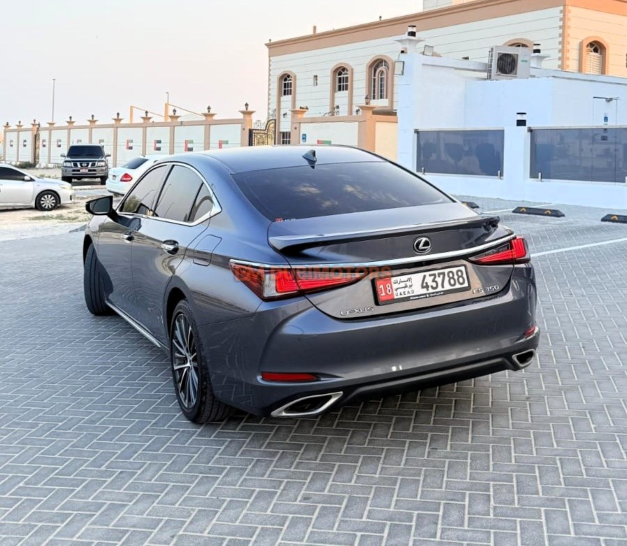2025 Lexus ES 300h for Sale in Abu Dhabi, photo 5 of 10