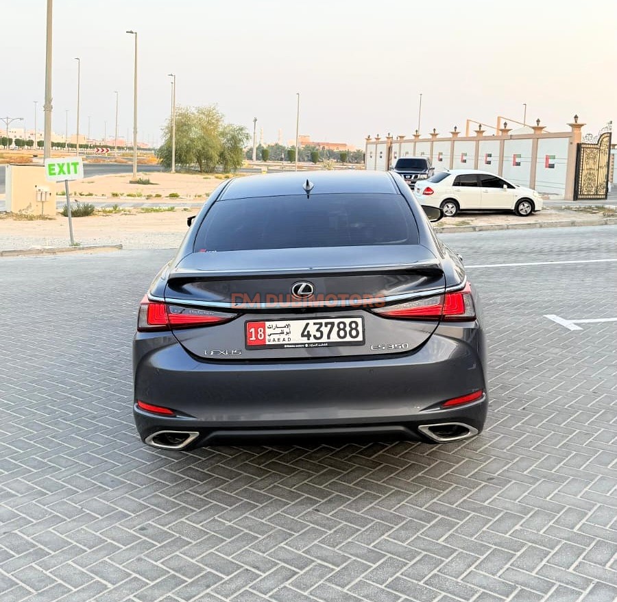 2025 Lexus ES 300h for Sale in Abu Dhabi, photo 7 of 10