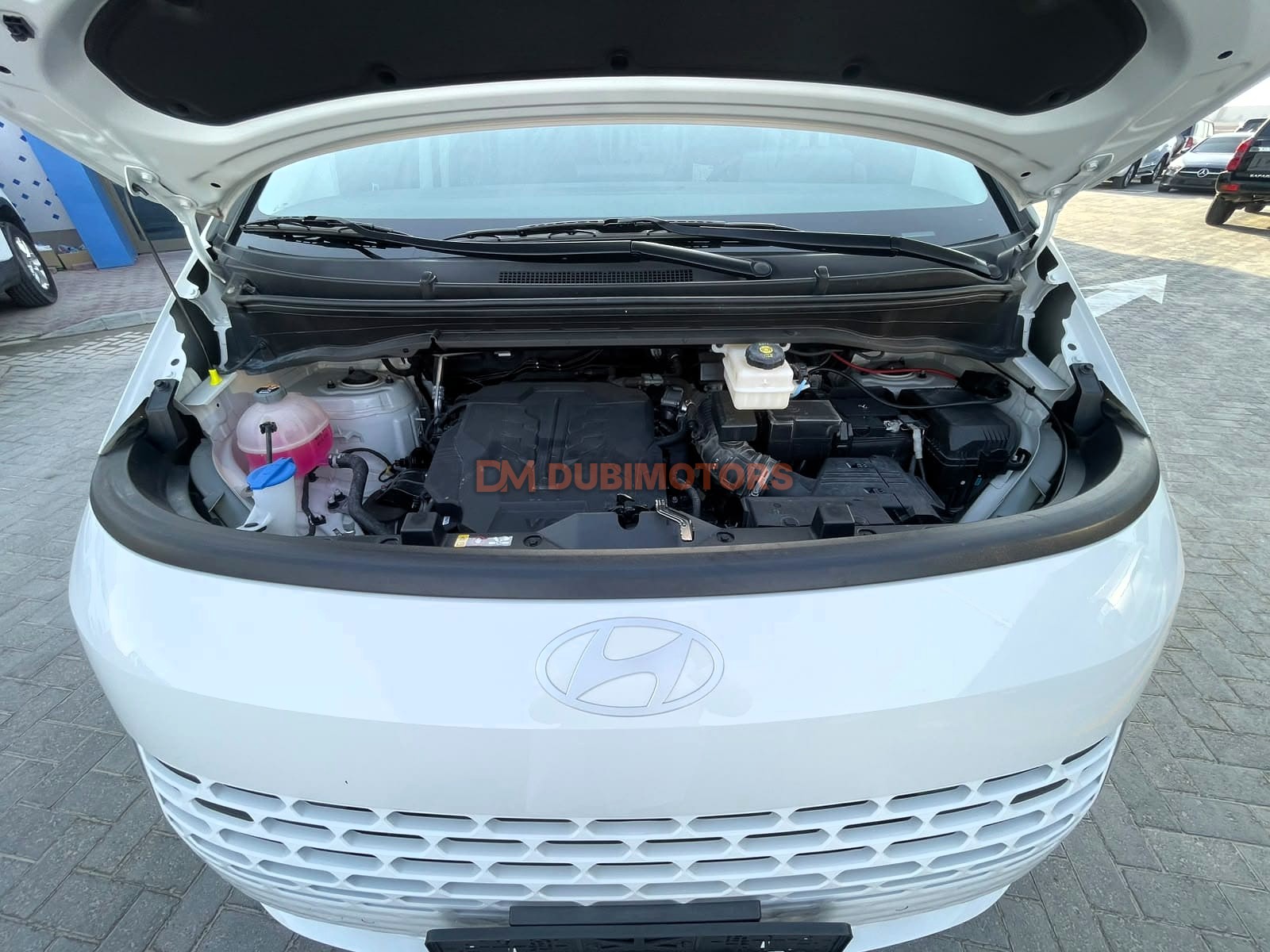 2025 Hyundai Staria Premium for Sale in Abu Dhabi, photo 3 of 17