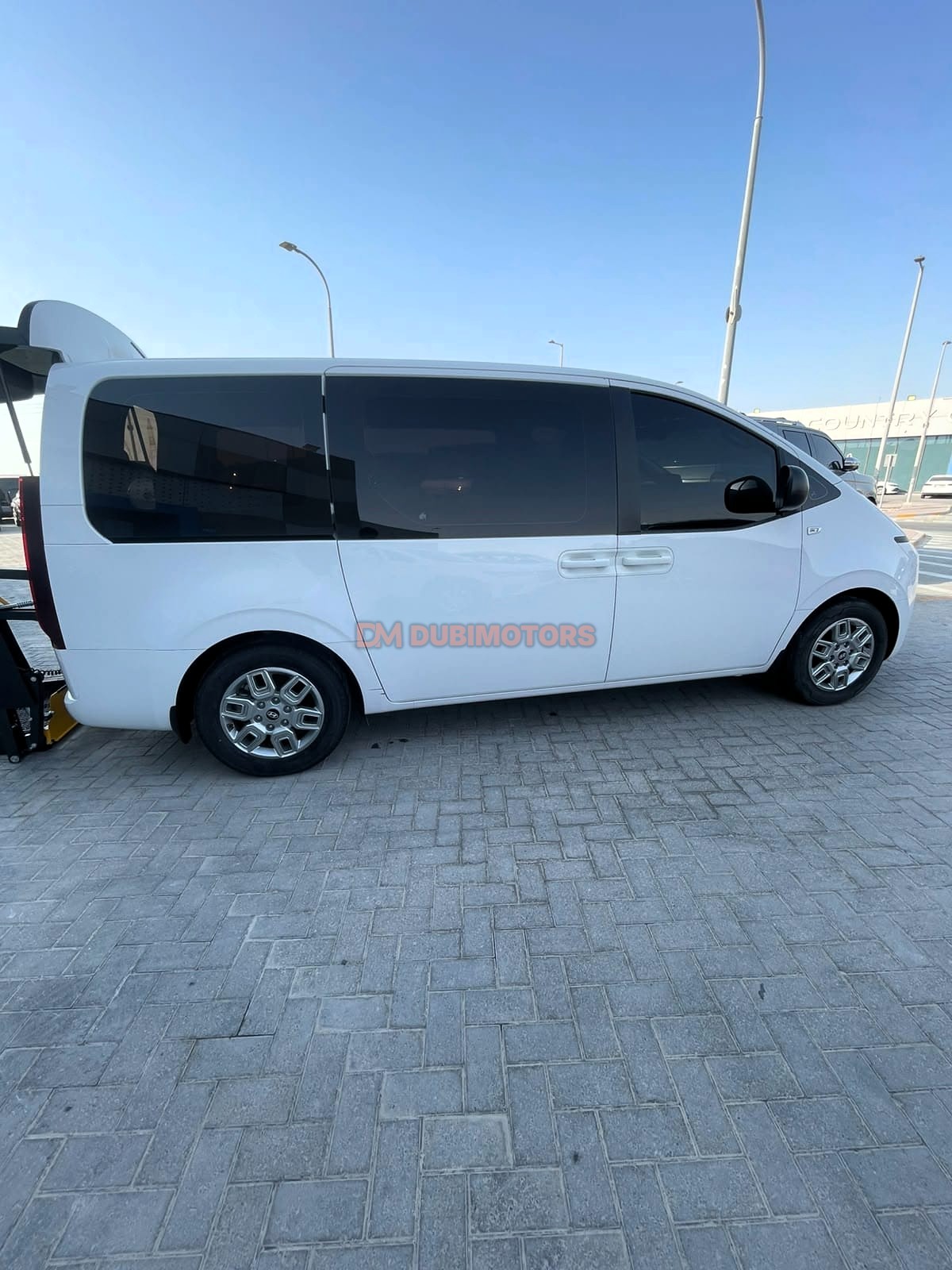 2025 Hyundai Staria Premium for Sale in Abu Dhabi, photo 6 of 17