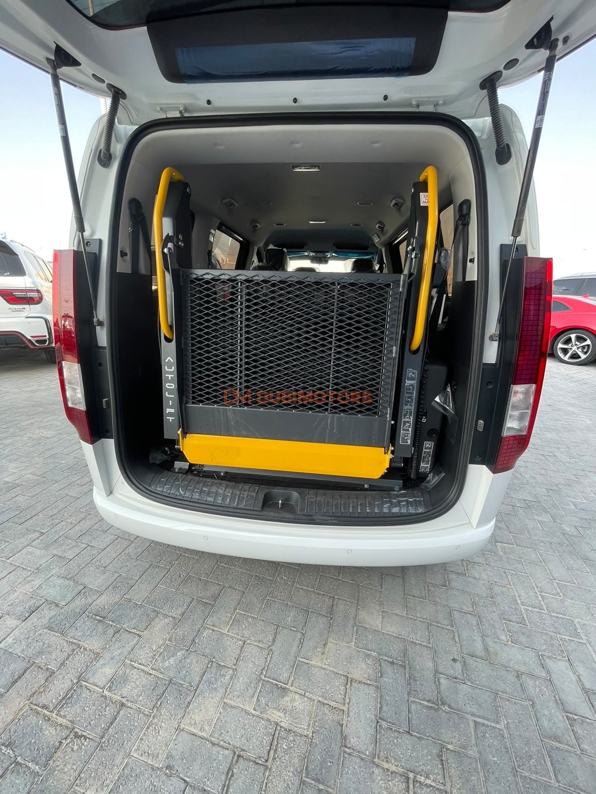 2025 Hyundai Staria Premium for Sale in Abu Dhabi, photo 7 of 17