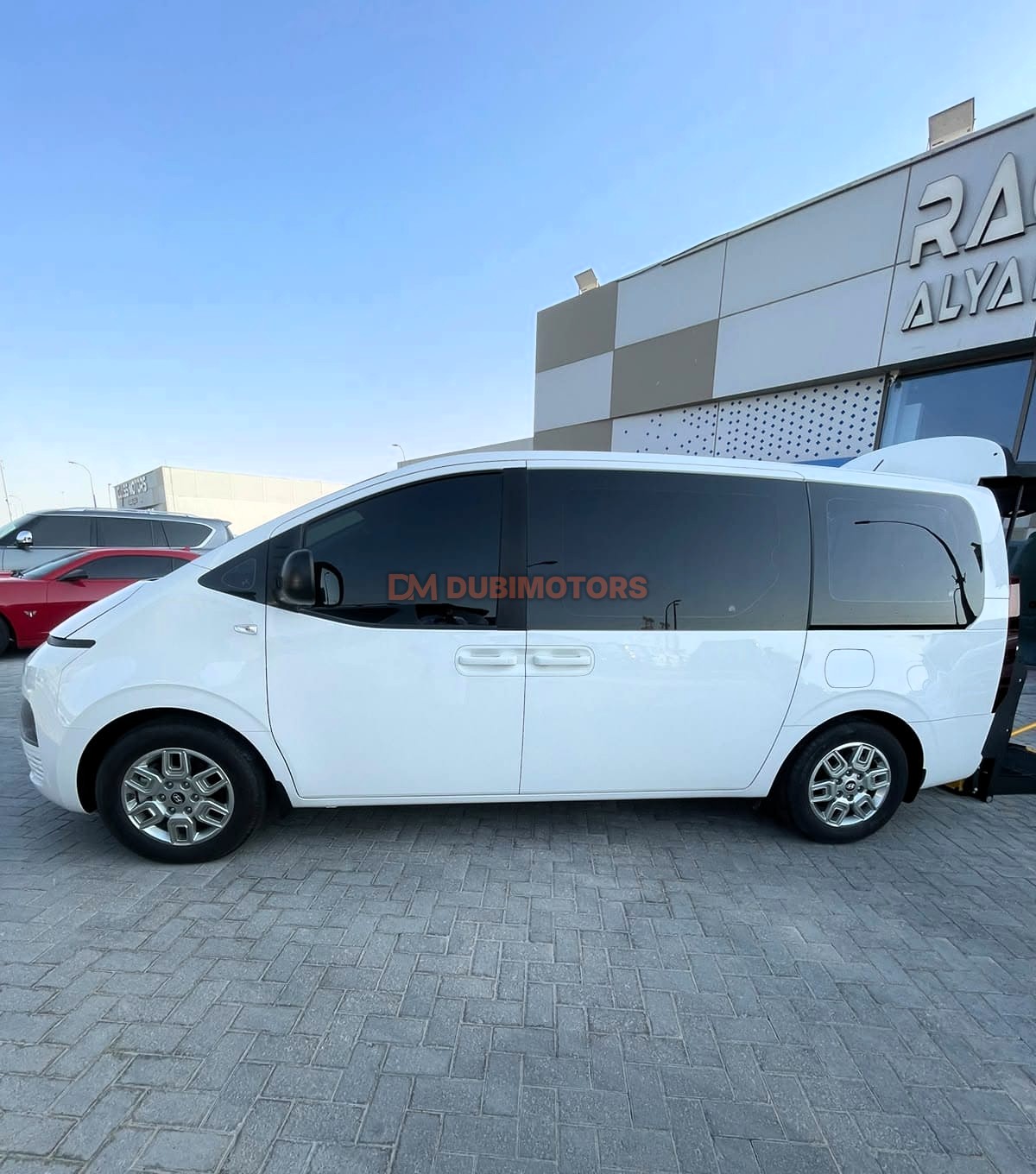 2025 Hyundai Staria Premium for Sale in Abu Dhabi, photo 8 of 17
