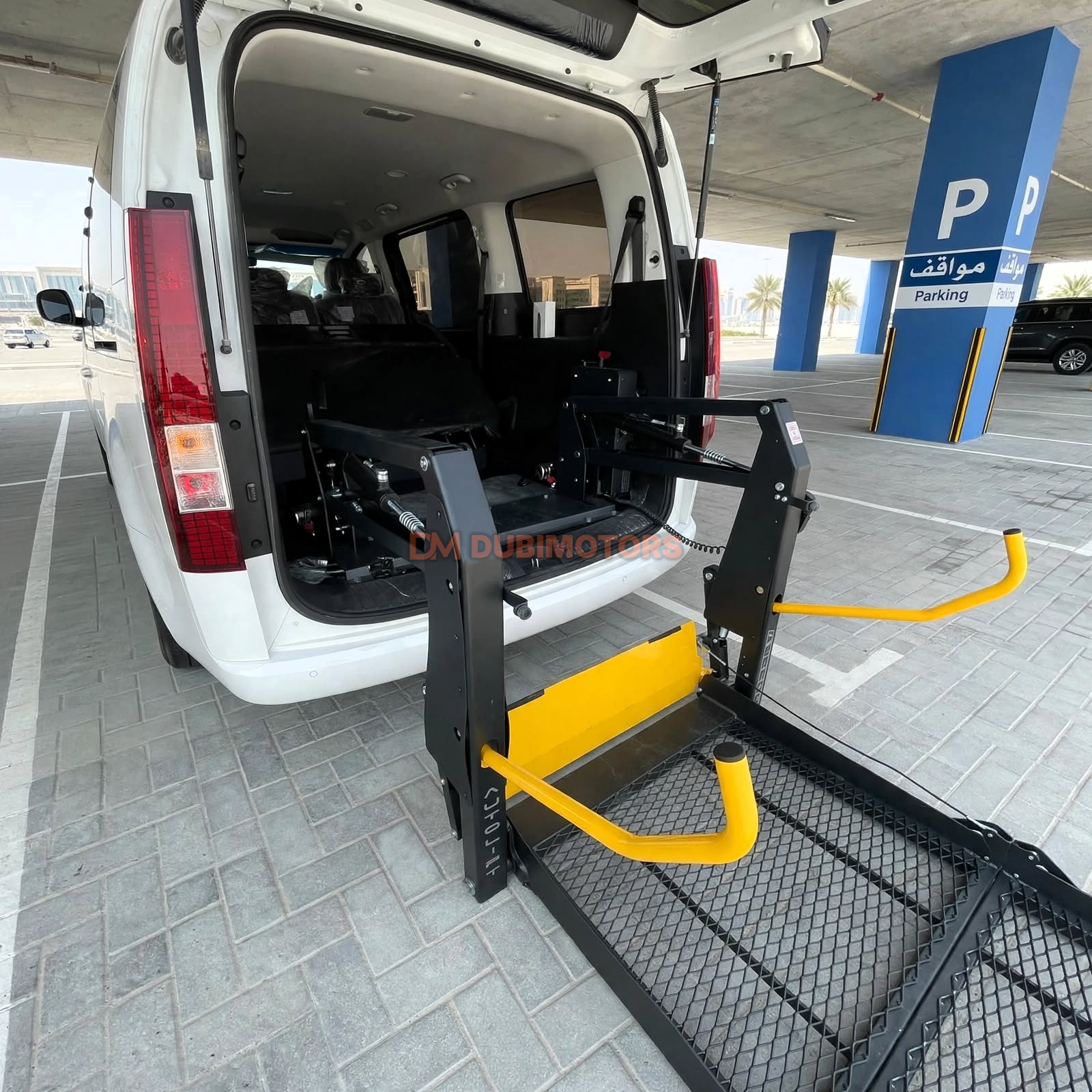 2025 Hyundai Staria Premium for Sale in Abu Dhabi, photo 11 of 17