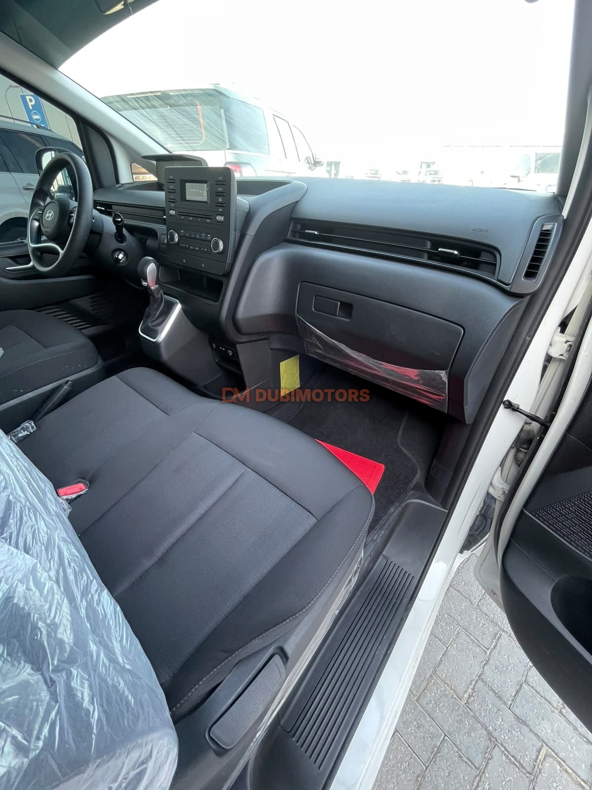 2025 Hyundai Staria Premium for Sale in Abu Dhabi, photo 12 of 17