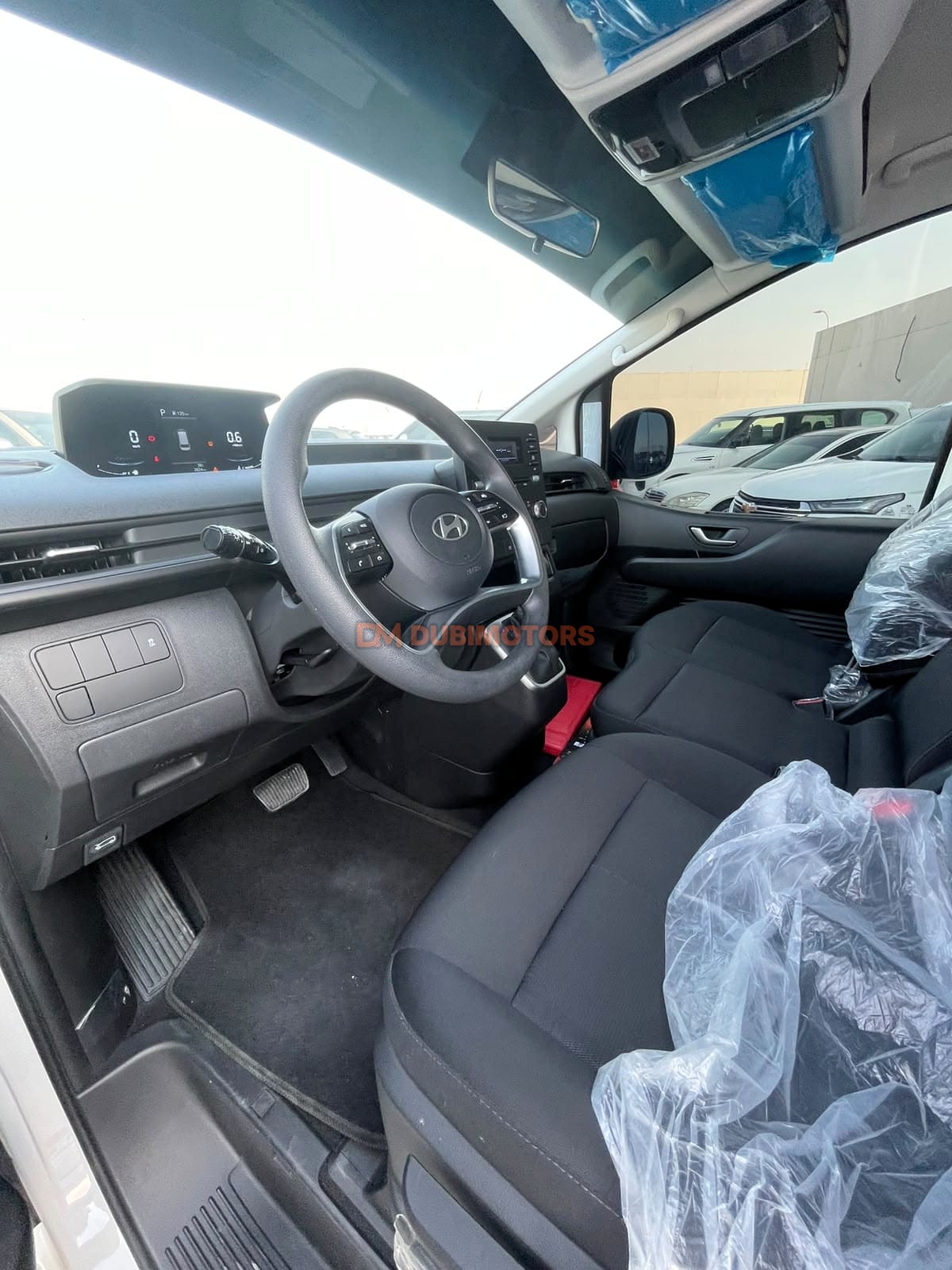2025 Hyundai Staria Premium for Sale in Abu Dhabi, photo 14 of 17