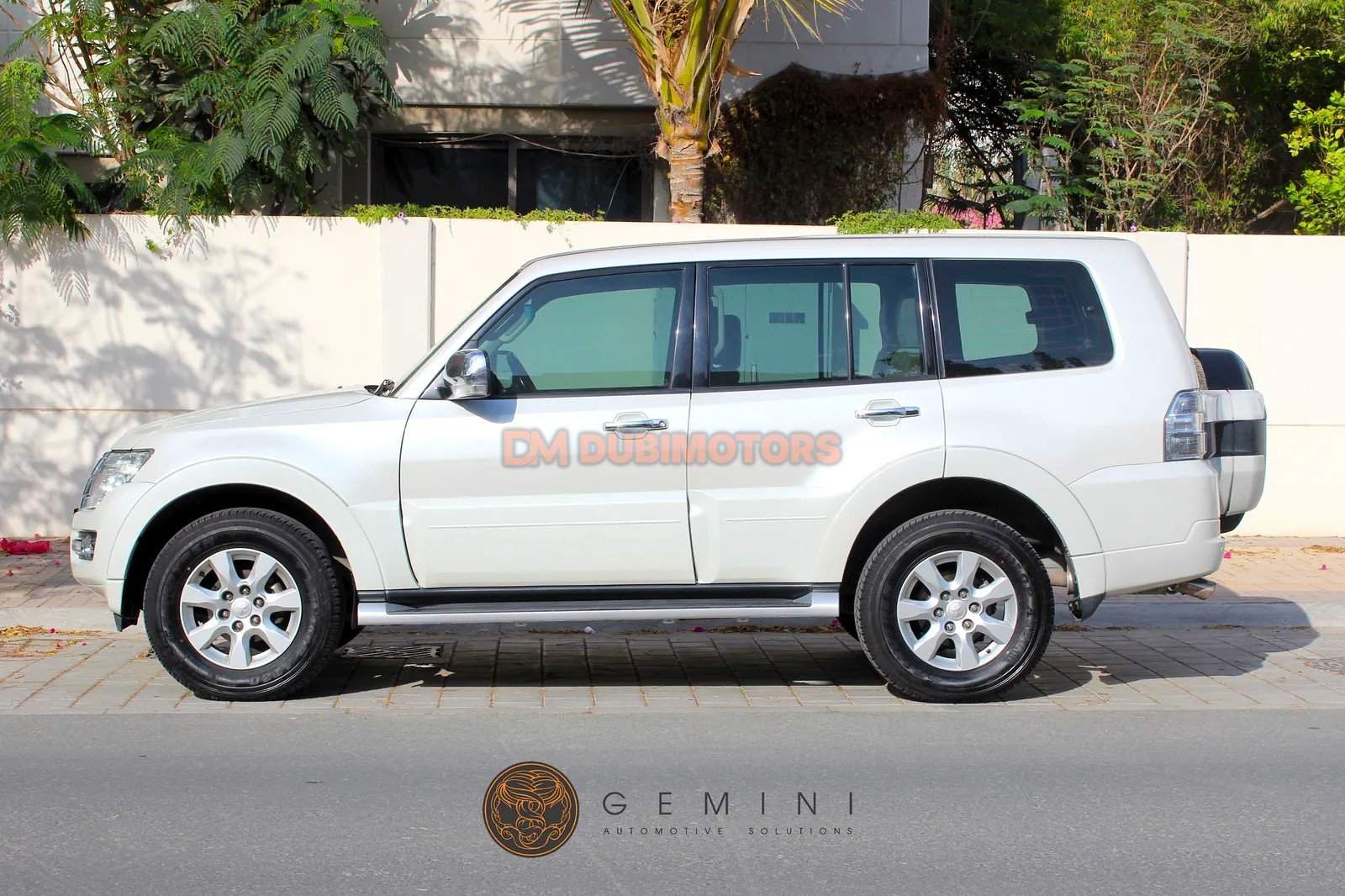 2017 Mitsubishi Pajero GLS for Sale in Dubai, photo 3 of 15