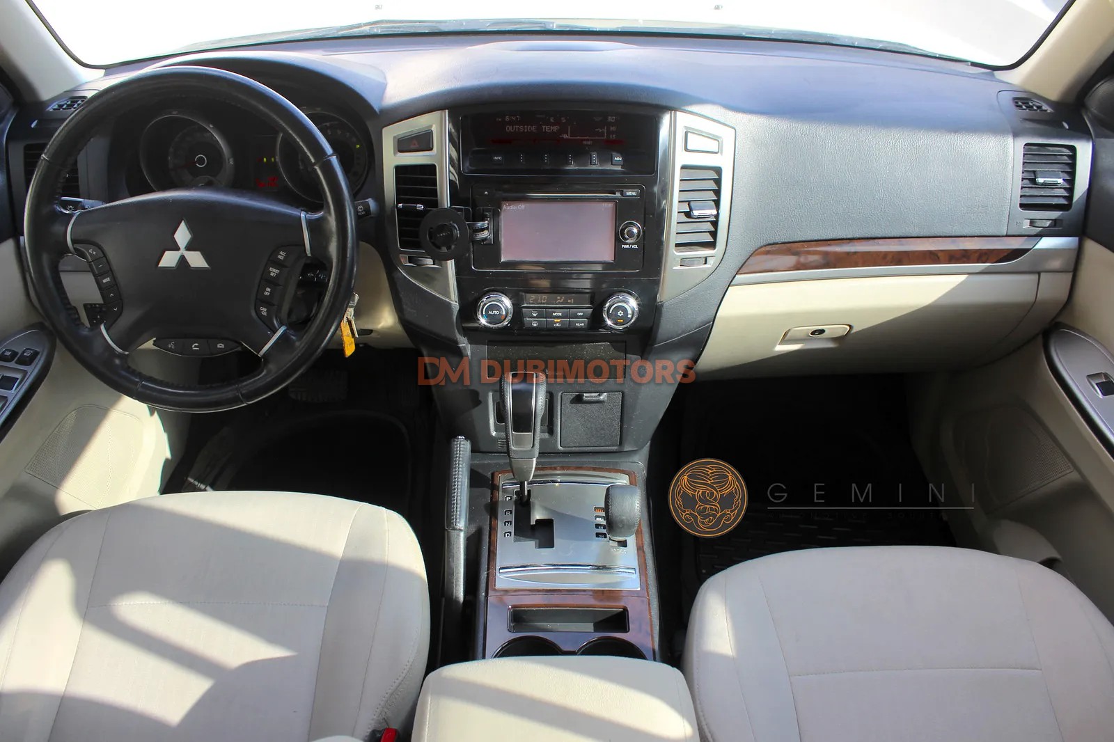 2017 Mitsubishi Pajero GLS for Sale in Dubai, photo 11 of 15
