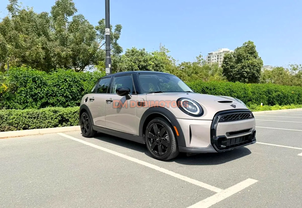 2024 Mini Cooper S Classic for Sale in Dubai, photo 1 of 17
