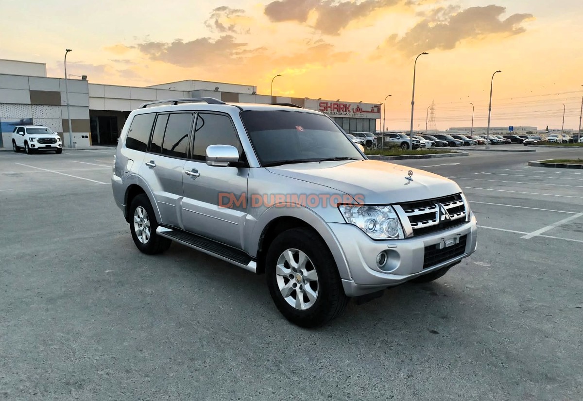 2013 Mitsubishi Pajero GLS for Sale in Abu Dhabi, photo 1 of 15
